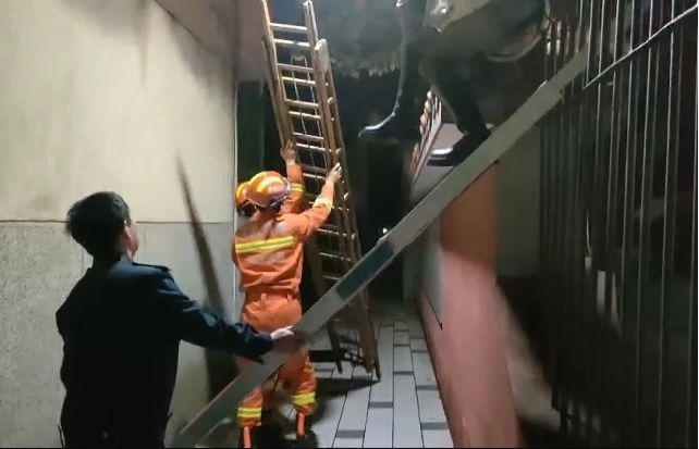 Nữ sinh do về muộn nên trèo rào vào trường, váy bị mắc kẹt phải gọi cứu hộ khiến CĐM 'dở khóc dở cười' 2 Nữ sinh do về muộn nên trèo rào vào trường, váy bị mắc kẹt phải gọi cứu hộ khiến CĐM 'dở khóc dở cười' 2