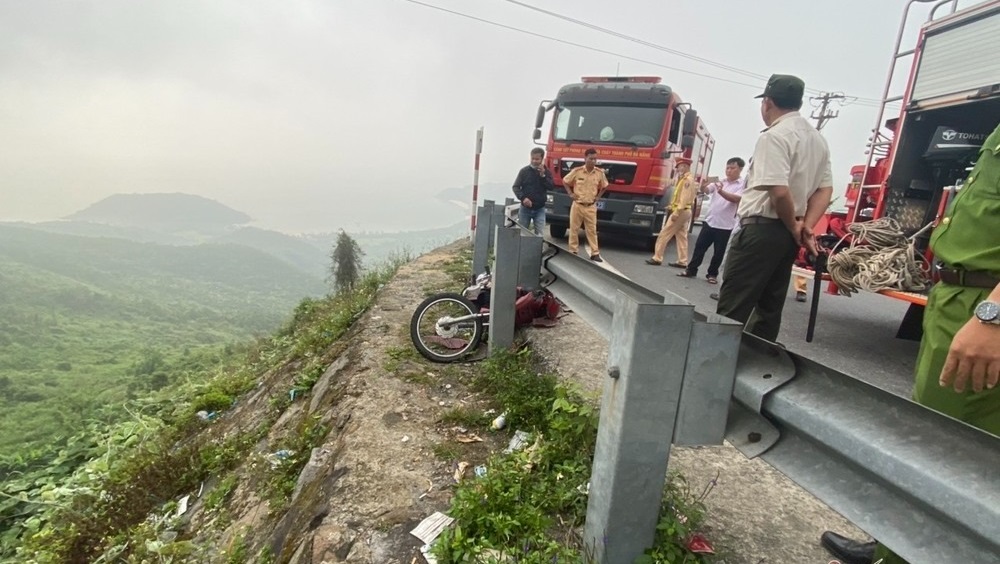 Nam thanh niên được cứu sống thần kỳ khi rơi xuống vực suốt 3 giờ ở đèo Hải Vân 1 Nam thanh niên được cứu sống thần kỳ khi rơi xuống vực suốt 3 giờ ở đèo Hải Vân 1