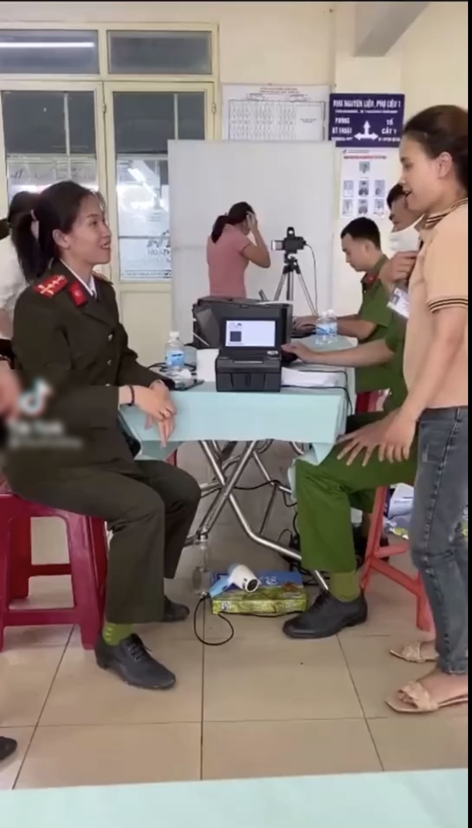Nữ đại uý dùng khẩu hình để giao tiếp, giúp cô gái khuyết tật làm căn cước công dân 2 Nữ đại uý dùng khẩu hình để giao tiếp, giúp cô gái khuyết tật làm căn cước công dân 2
