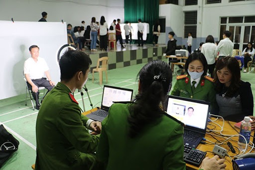 Nữ đại uý dùng khẩu hình để giao tiếp, giúp cô gái khuyết tật làm căn cước công dân 1 Nữ đại uý dùng khẩu hình để giao tiếp, giúp cô gái khuyết tật làm căn cước công dân 1