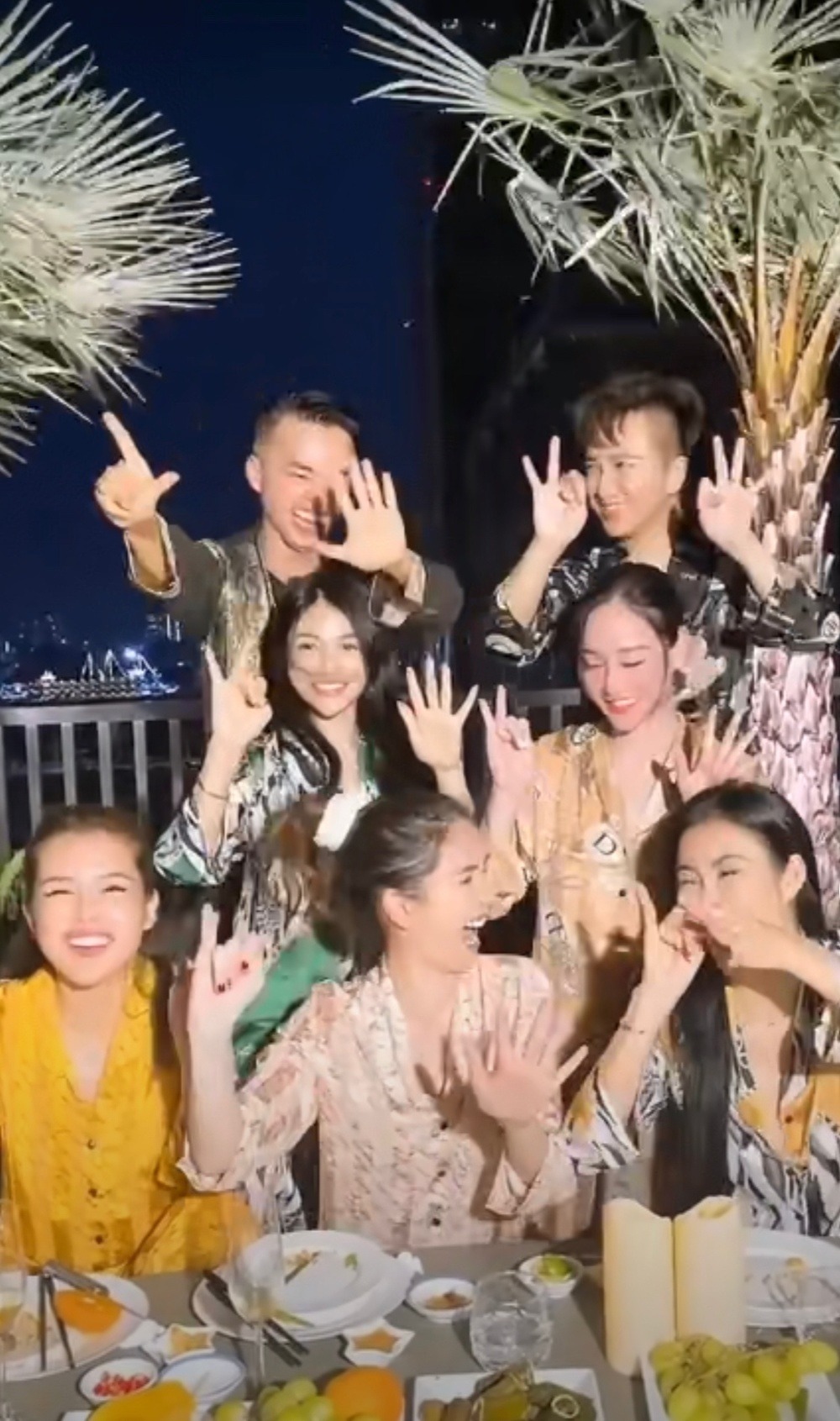 Ngọc Trinh bất ngờ thừa nhận quá khứ bất hảo, từng bị ‘cắm sừng’ và đi ‘cắm sừng’ người khác 1 Ngọc Trinh bất ngờ thừa nhận quá khứ bất hảo, từng bị ‘cắm sừng’ và đi ‘cắm sừng’ người khác 1