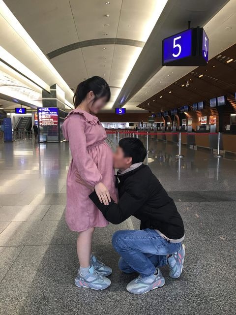 Chàng trai Nghệ An quỳ gối, hôn bụng bầu tạm biệt vợ con vì phải rời xa trong chuyến bay nhân đạo 1 Chàng trai Nghệ An quỳ gối, hôn bụng bầu tạm biệt vợ con vì phải rời xa trong chuyến bay nhân đạo 1