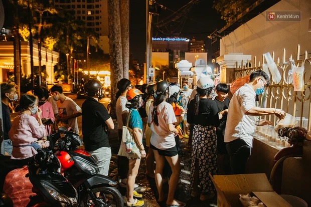 Chàng trai nước ngoài ngỡ ngàng vì chủ quán VN đang bán hàng thì… lăn ra ngủ? 1 Chàng trai nước ngoài ngỡ ngàng vì chủ quán VN đang bán hàng thì… lăn ra ngủ? 1