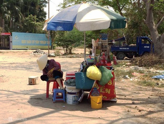 Chàng trai nước ngoài ngỡ ngàng vì chủ quán VN đang bán hàng thì… lăn ra ngủ? 2 Chàng trai nước ngoài ngỡ ngàng vì chủ quán VN đang bán hàng thì… lăn ra ngủ? 2
