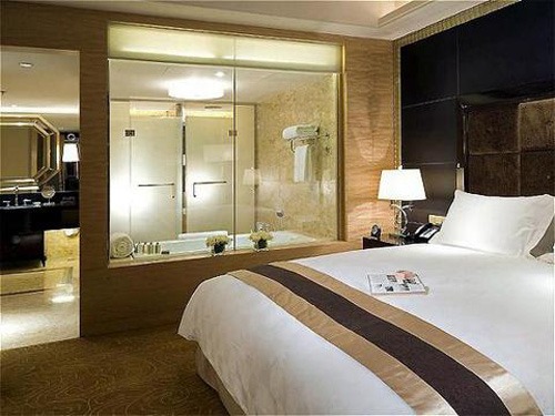 Tại sao phòng tắm của khách sạn lại sử dụng kính trong suốt? 2 Tại sao phòng tắm của khách sạn lại sử dụng kính trong suốt? 2