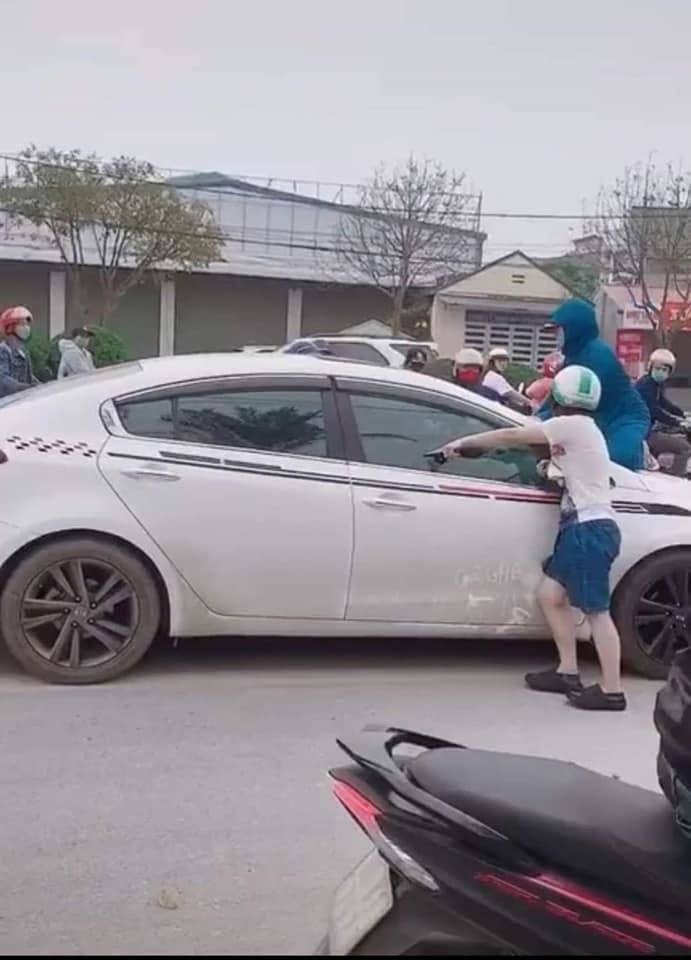 Chị vợ ‘phi thân’ leo hẳn lên đầu xe, đối chất chồng chuẩn bị chở ‘người lạ’ vào nhà nghỉ 2 Chị vợ ‘phi thân’ leo hẳn lên đầu xe, đối chất chồng chuẩn bị chở ‘người lạ’ vào nhà nghỉ 2