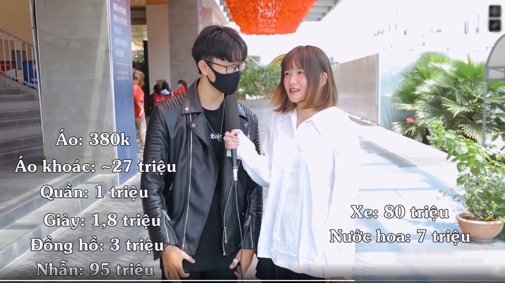 SV ĐH Văn Lang khiến ‘hội chị em’ điêu đứng vì màn ‘bóc giá’ bộ đồ trăm triệu 2 SV ĐH Văn Lang khiến ‘hội chị em’ điêu đứng vì màn ‘bóc giá’ bộ đồ trăm triệu 2