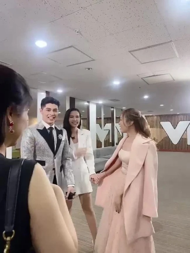 Tin giải trí hot trưa 3/4: An Nguy sinh con, Mỹ Tâm vẫn thừa nhận 'thua kém' Đông Nhi 3 Tin giải trí hot trưa 3/4: An Nguy sinh con, Mỹ Tâm vẫn thừa nhận 'thua kém' Đông Nhi 3