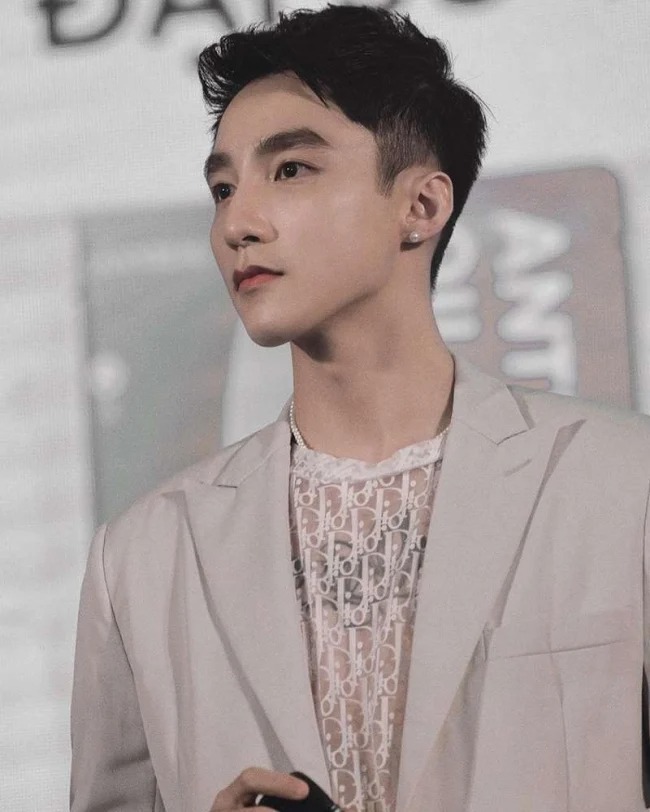 Tin giải trí hot 5/4: Vũ Khắc Tiệp lên đồ như vợ chồng với Ngọc Trinh, Sơn Tùng lại tái xuất với trạng thái bất cần 2 Tin giải trí hot 5/4: Vũ Khắc Tiệp lên đồ như vợ chồng với Ngọc Trinh, Sơn Tùng lại tái xuất với trạng thái bất cần 2