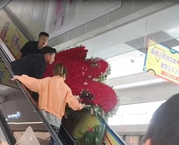 Chàng trai mua tặng ‘vợ cũ’ trái tim 1314 bông hồng nhưng nhận kết ‘đắng’ chỉ vì cái thang cuốn 1 Chàng trai mua tặng ‘vợ cũ’ trái tim 1314 bông hồng nhưng nhận kết ‘đắng’ chỉ vì cái thang cuốn 1