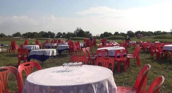 Gia đình ‘chơi sang’ cúng 36 mâm báo hiếu ngay tại nghĩa trang nhận về cái kết ‘lạ’ 1 Gia đình ‘chơi sang’ cúng 36 mâm báo hiếu ngay tại nghĩa trang nhận về cái kết ‘lạ’ 1