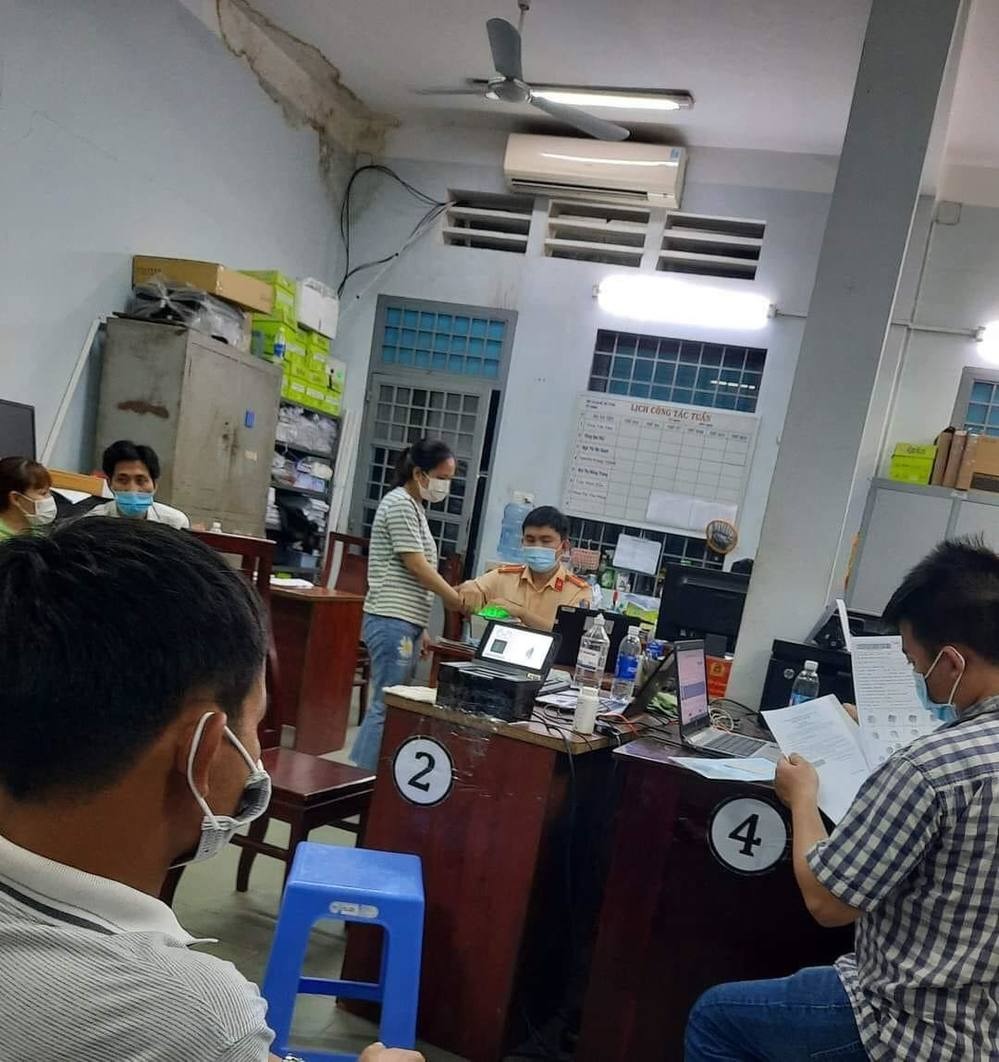 Làm CCCD khổ sở vì không lấy được dấu vân tay, cô gái được anh cán bộ ‘yêu thương’ hết mực 1 Làm CCCD khổ sở vì không lấy được dấu vân tay, cô gái được anh cán bộ ‘yêu thương’ hết mực 1
