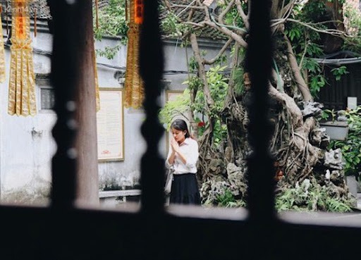 Cô gái lên chùa Hà thắp hương thì gặp bạn trai ‘vừa chia tay’ cùng ‘người ấy’ tay trong tay 1 Cô gái lên chùa Hà thắp hương thì gặp bạn trai ‘vừa chia tay’ cùng ‘người ấy’ tay trong tay 1