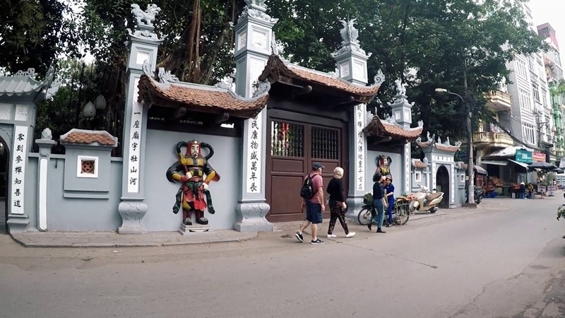 Cô gái lên chùa Hà thắp hương thì gặp bạn trai ‘vừa chia tay’ cùng ‘người ấy’ tay trong tay 3 Cô gái lên chùa Hà thắp hương thì gặp bạn trai ‘vừa chia tay’ cùng ‘người ấy’ tay trong tay 3