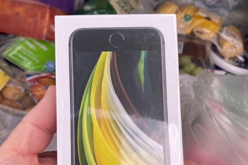 Khách hàng ‘trúng số’: Đặt mua vài cân táo đỏ, nhận về luôn 1 chiếc ‘táo khuyết’ iPhone SE 2 Khách hàng ‘trúng số’: Đặt mua vài cân táo đỏ, nhận về luôn 1 chiếc ‘táo khuyết’ iPhone SE 2