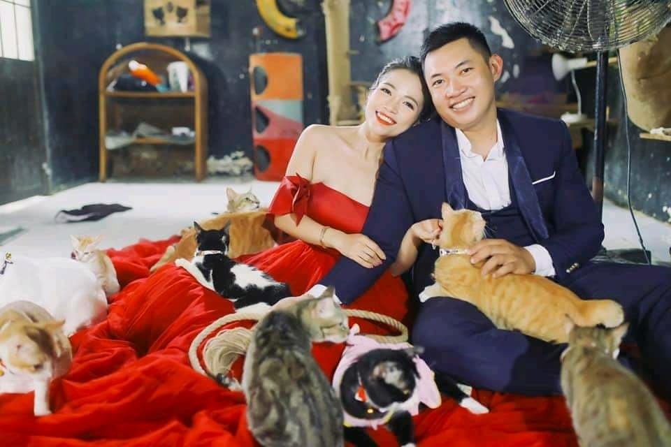 Cặp đôi ‘con sen’ chụp ảnh cưới cùng 300 chú chó, mèo do mình nuôi dưỡng 4