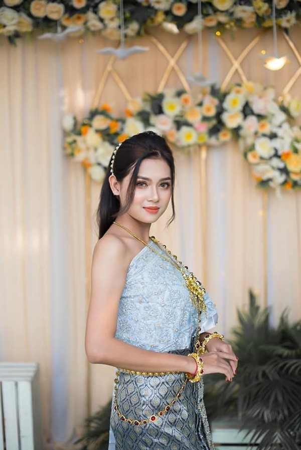 Hot girl Khmer 10X đẹp xao xuyến MXH: Lên xe hoa chỉ nhờ một dòng comment  3