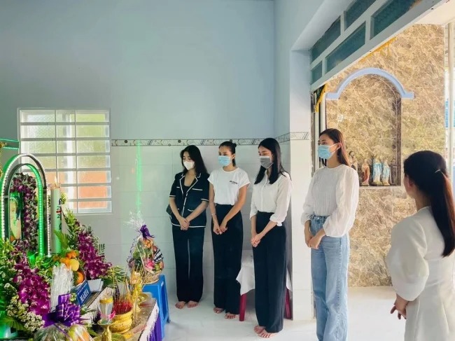 Showbiz hot 20/4: Hoa hậu Tiểu Vy, Đỗ Mỹ Linh viếng bé 5 tuổi xấu số, Thái Ngân đòi hôn nữ chính rồi từ chối hẹn hò 1 Showbiz hot 20/4: Hoa hậu Tiểu Vy, Đỗ Mỹ Linh viếng bé 5 tuổi xấu số, Thái Ngân đòi hôn nữ chính rồi từ chối hẹn hò 1