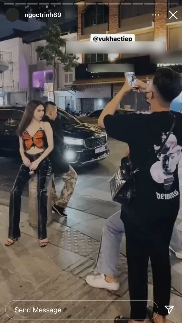 Ngọc Trinh ‘đụng hàng’ Phí Phương Anh khi cùng mặc ‘cánh bướm dối gian’ 1 Ngọc Trinh ‘đụng hàng’ Phí Phương Anh khi cùng mặc ‘cánh bướm dối gian’ 1
