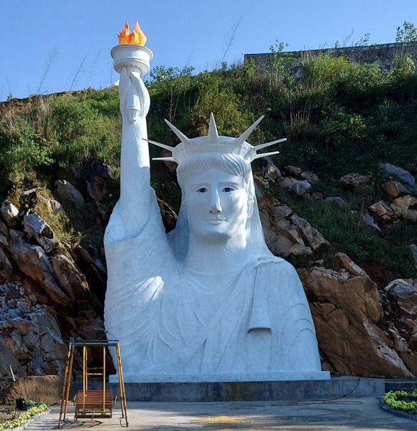 Tượng Nữ thần tự do ở Sa Pa sắp ‘hóa thành’ người H'Mông cầm khèn cho hợp VH địa phương 1 Tượng Nữ thần tự do ở Sa Pa sắp ‘hóa thành’ người H'Mông cầm khèn cho hợp VH địa phương 1