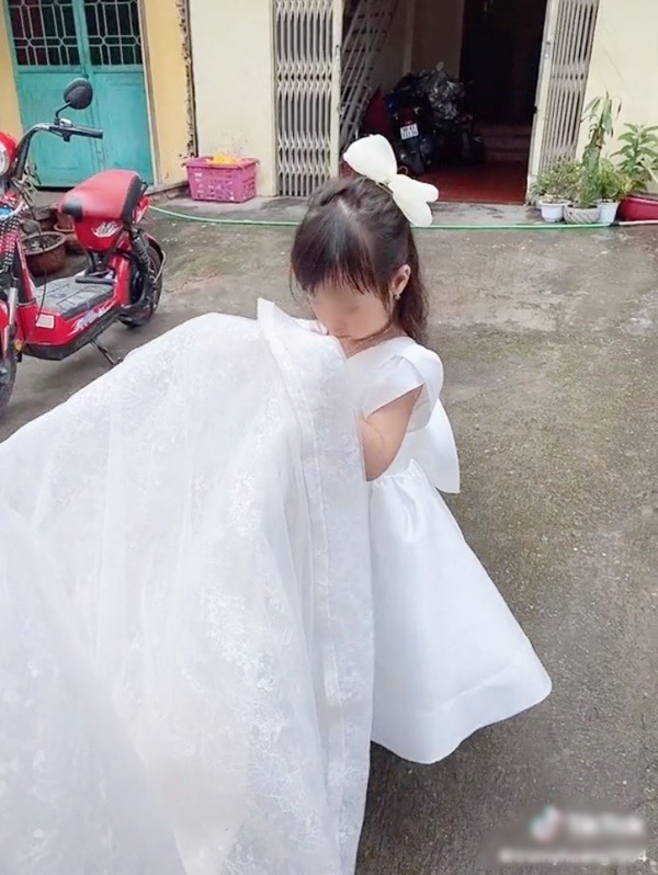 Con gái nhỏ nâng váy, mặt rưng rưng khi tiễn mẹ ‘bước nữa’ về nhà chồng 2 Con gái nhỏ nâng váy, mặt rưng rưng khi tiễn mẹ ‘bước nữa’ về nhà chồng 2