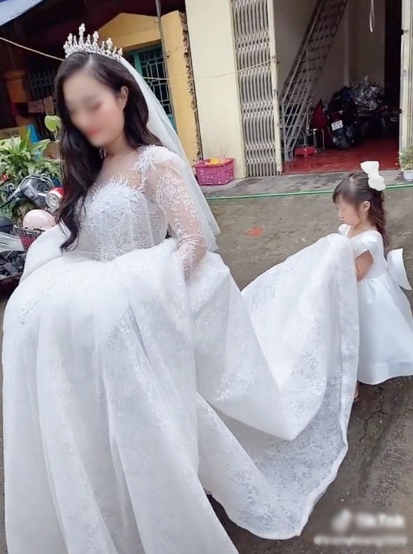 Con gái nhỏ nâng váy, mặt rưng rưng khi tiễn mẹ ‘bước nữa’ về nhà chồng 1 Con gái nhỏ nâng váy, mặt rưng rưng khi tiễn mẹ ‘bước nữa’ về nhà chồng 1