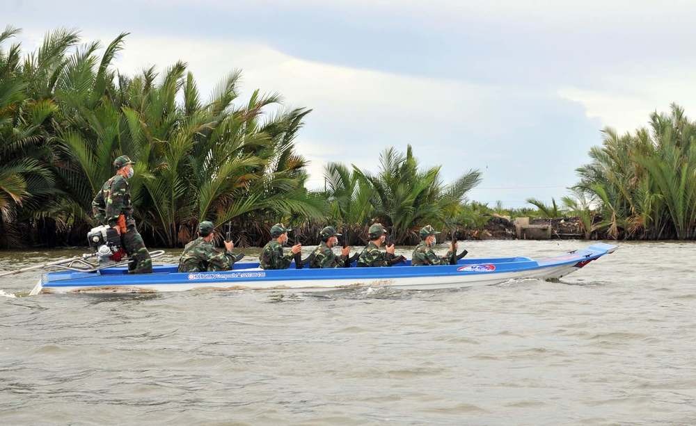 Xúc động hình ảnh người lính biên phòng thức trắng đêm tuần tra chống dịch 3 Xúc động hình ảnh người lính biên phòng thức trắng đêm tuần tra chống dịch 3