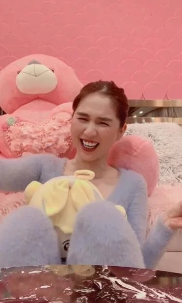 Showbiz hot 29/5: Thủy Tiên lại bị tố 'nuốt' tiền ủng hộ, Nam Em tiều tụy, phải nhờ người dìu lên thảm đỏ 4 Showbiz hot 29/5: Thủy Tiên lại bị tố 'nuốt' tiền ủng hộ, Nam Em tiều tụy, phải nhờ người dìu lên thảm đỏ 4