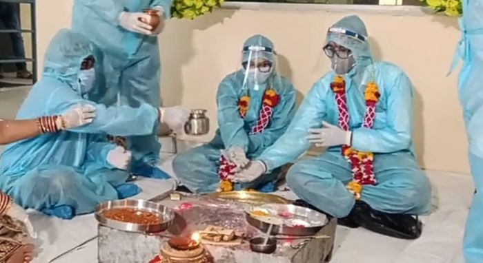 Chú rể Ấn Độ mắc Covid-19 vẫn mặc đồ bảo hộ để tiến hành hôn lễ 1 Chú rể Ấn Độ mắc Covid-19 vẫn mặc đồ bảo hộ để tiến hành hôn lễ 1