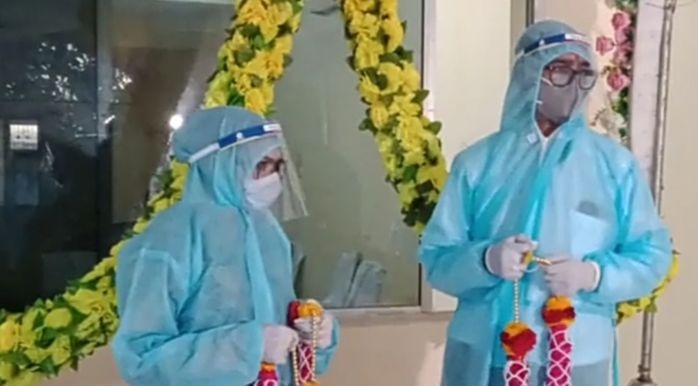 Chú rể Ấn Độ mắc Covid-19 vẫn mặc đồ bảo hộ để tiến hành hôn lễ 2 Chú rể Ấn Độ mắc Covid-19 vẫn mặc đồ bảo hộ để tiến hành hôn lễ 2