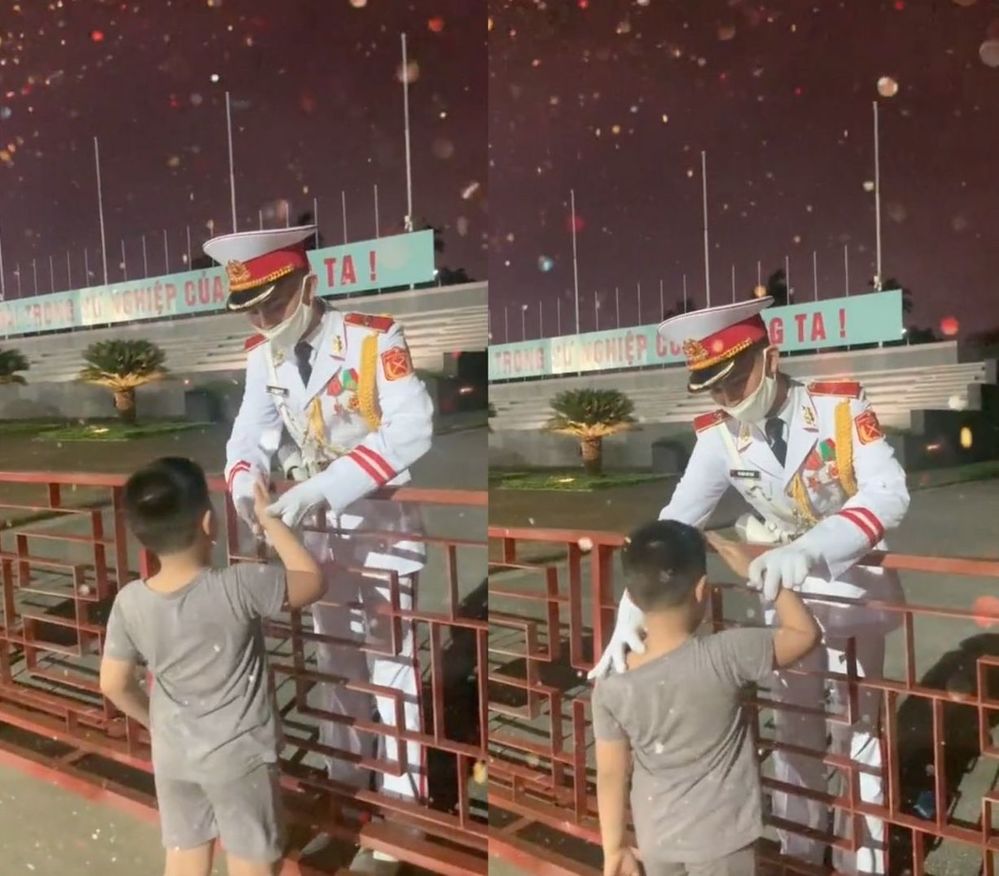Chú bộ độ gác lăng Bác cẩn thận ‘hướng dẫn’ cậu bé chào đúng tư thế gây sốt CĐM 1 Chú bộ độ gác lăng Bác cẩn thận ‘hướng dẫn’ cậu bé chào đúng tư thế gây sốt CĐM 1