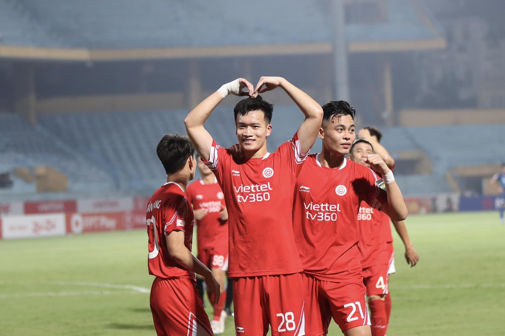 Hoàng Đức tỏa sáng rực rỡ trong chiến thắng của Viettel trước SLNA Hoàng Đức tỏa sáng rực rỡ trong chiến thắng của Viettel trước SLNA