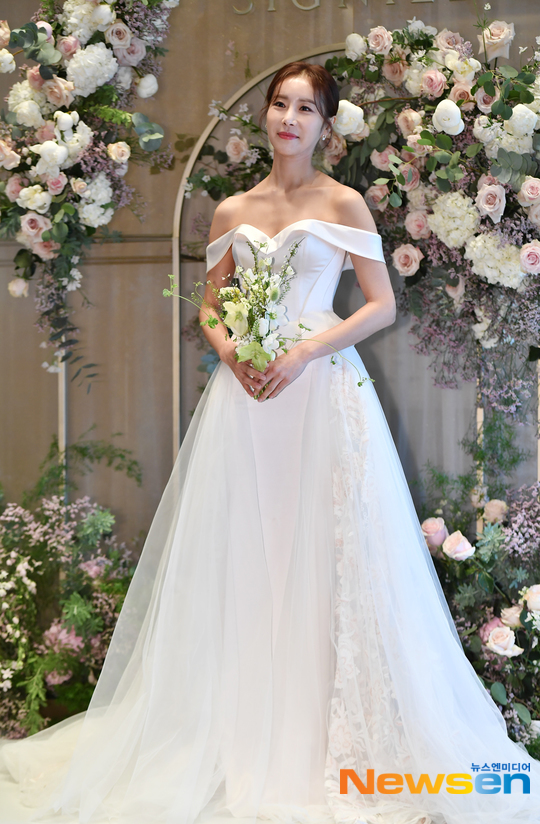 Cô dâu 41 tuổi Jang Nara diện váy cưới gợi nhớ đến Song Hye Kyo