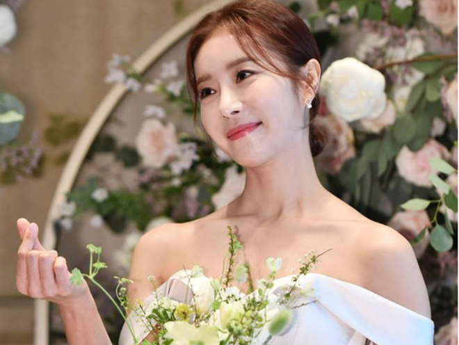 ‘Tình địch’ của Song Hye Kyo diện váy cưới, tổ chức hôn lễ cổ tích 3