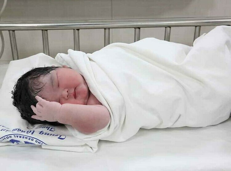 Bé gái sơ sinh ở Phú Thọ chào đời với cân nặng kỷ lục 6kg 1