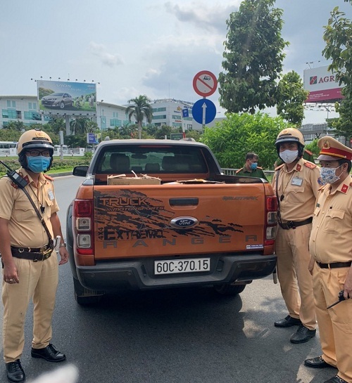 CSGT tạm giữ 10.000 khẩu trang lậu gần sân bay Tân Sơn Nhất 1