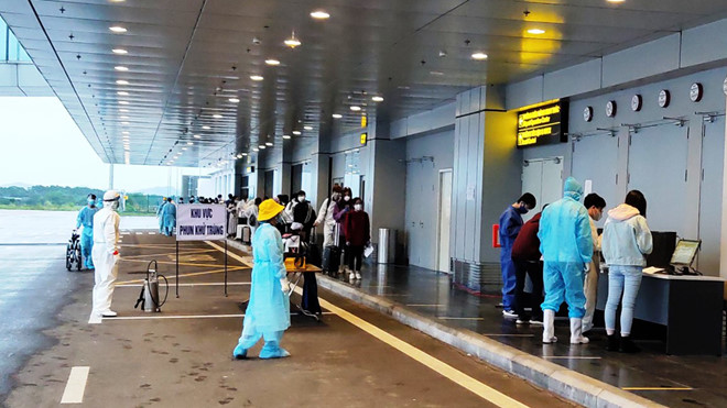 Sân bay Vân Đồn đón gần 300 người Việt ở Canada về nước 1