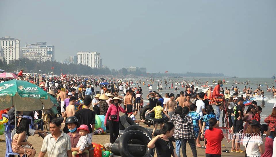 Hàng nghìn người chen nhau đông nghịt tại bãi biển Sầm Sơn ngày nghỉ lễ 1