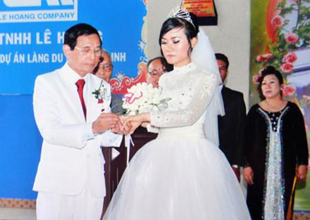 Đại gia Việt cưới vợ kém 55 tuổi, còn chi tiền mua giường giá 6 tỷ đồng 1