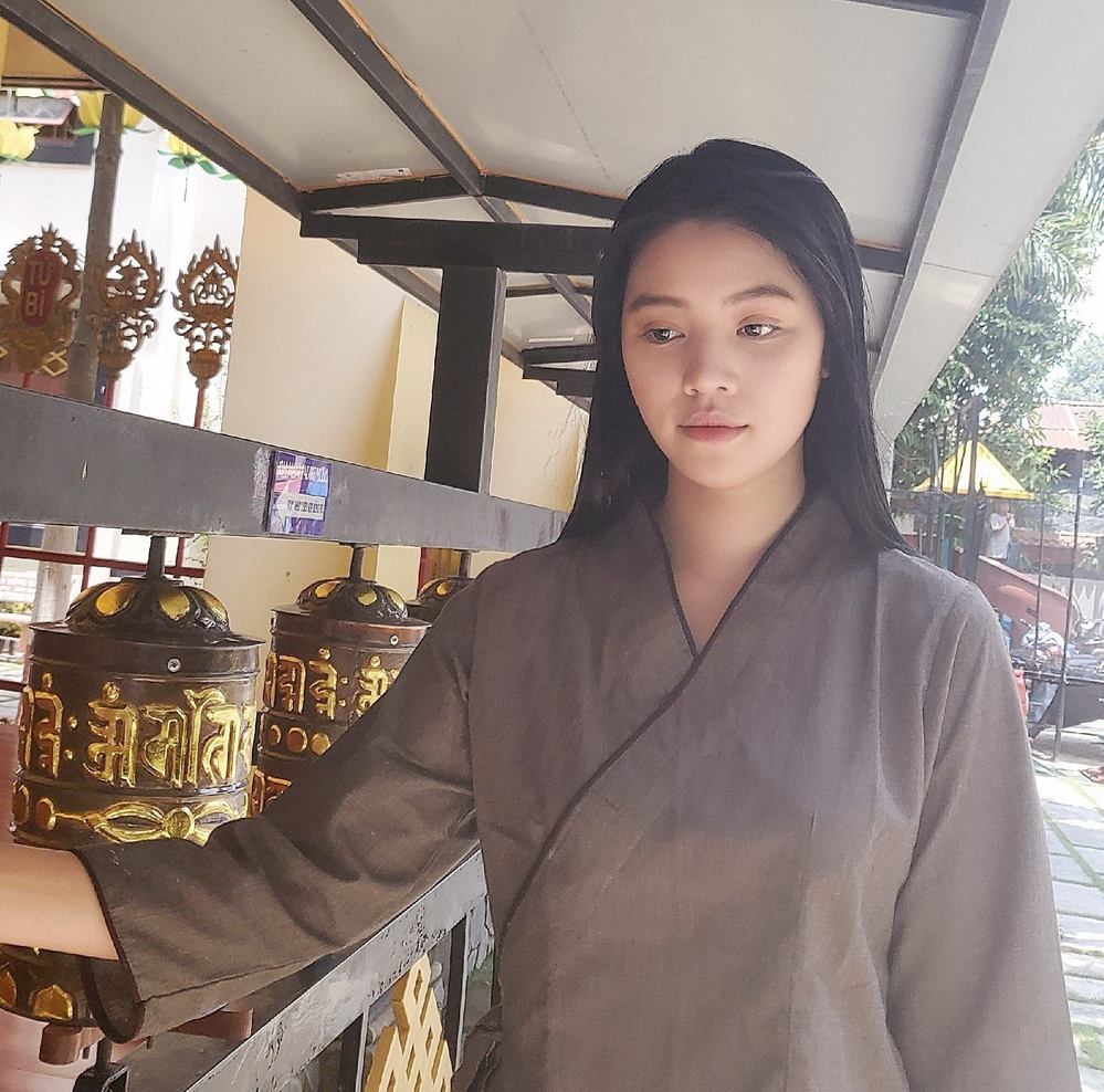 Jolie Nguyễn tái xuất sau ồn ào, gương mặt tiều tụy khi đi chùa gây chú ý 1