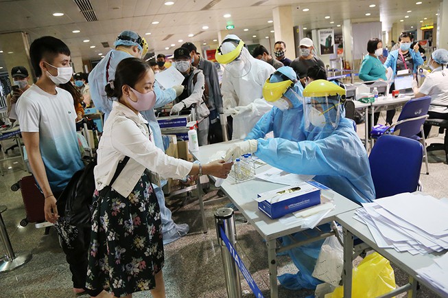 TP.HCM: Hơn 18.000 người từ Đà Nẵng về, 3 người có triệu chứng đường hô hấp 2