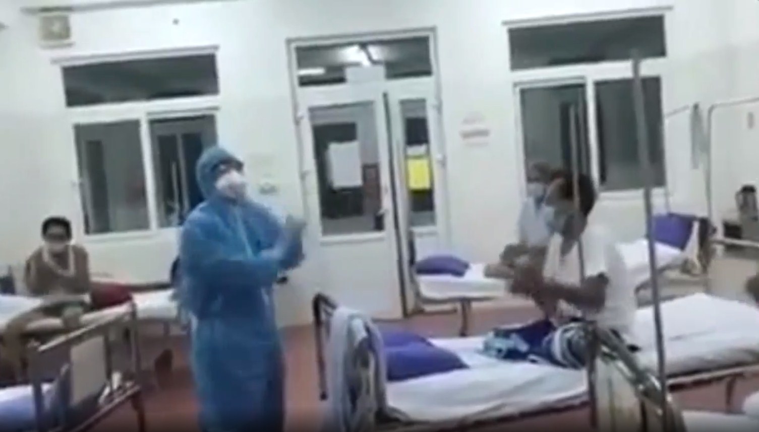 Xúc động hình ảnh bác sĩ Bệnh viện C Đà Nẵng bắt nhịp hát, động viên bệnh nhân đang cách ly 1