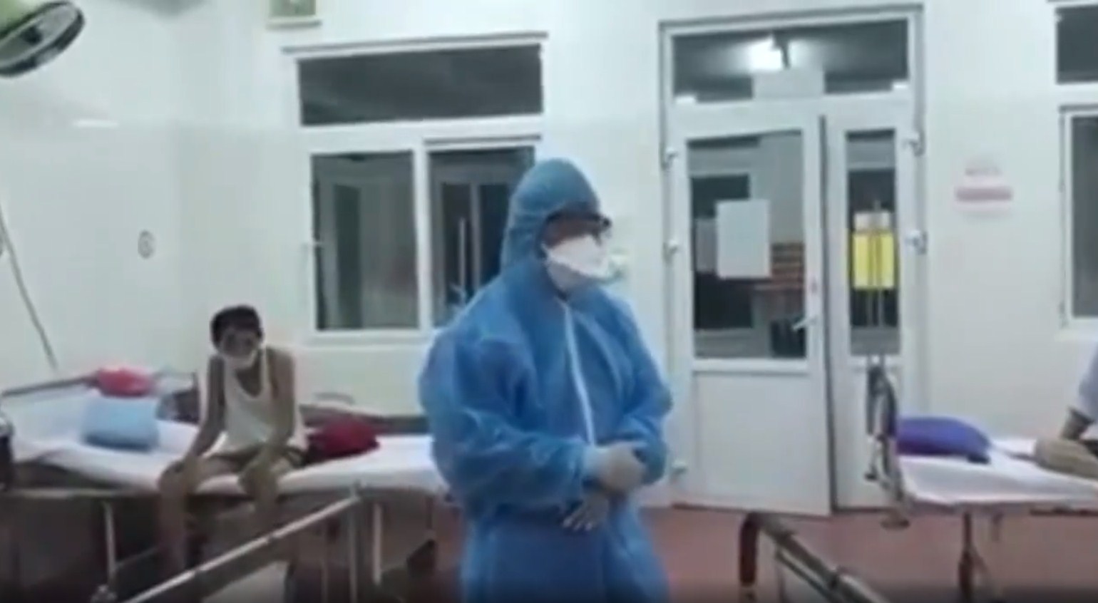 Xúc động hình ảnh bác sĩ Bệnh viện C Đà Nẵng bắt nhịp hát, động viên bệnh nhân đang cách ly 3