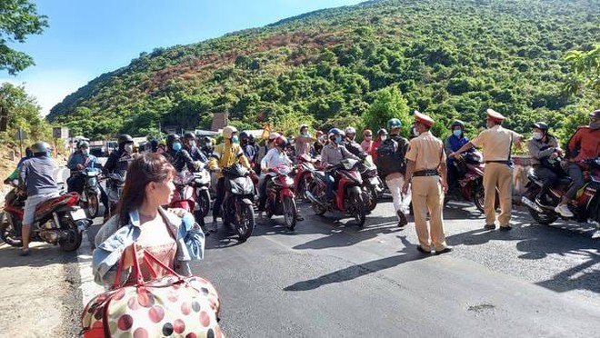 Hàng ngàn người đi xe máy vượt đèo Hải Vân từ Đà Nẵng ra Huế trốn dịch Covid-19 2