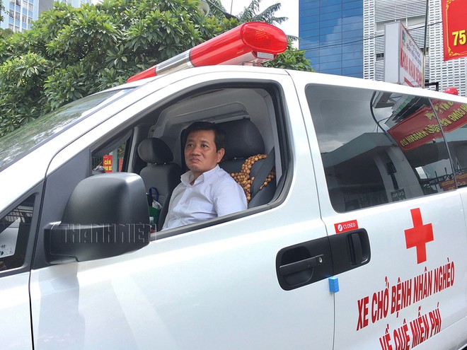 Ông Đoàn Ngọc Hải chi gần 1 tỷ, mua xe cứu thương chở bệnh nhân nghèo về quê miễn phí 2