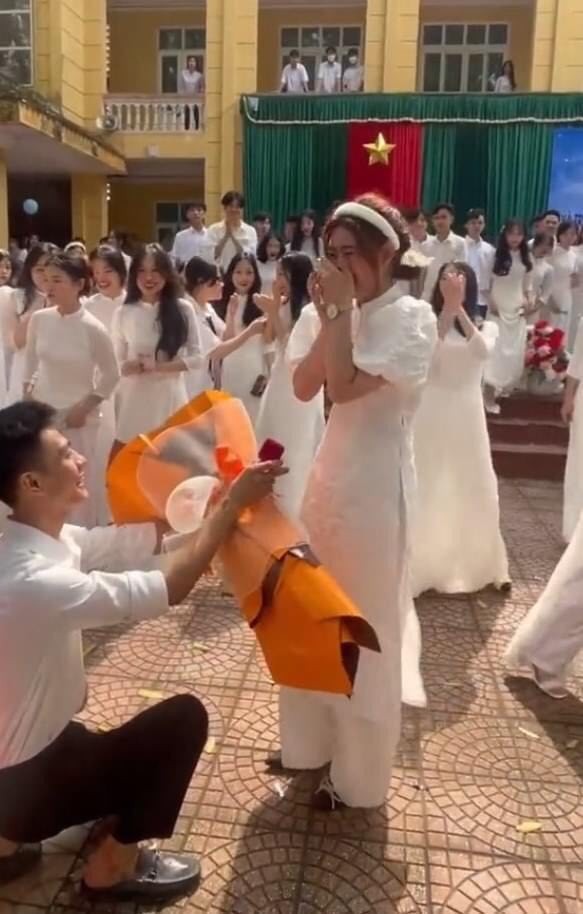 Nam sinh quỳ gối cầu hôn bạn gái ngay tại lễ tốt nghiệp cấp 3. Ảnh chụp màn hình Nam sinh quỳ gối cầu hôn bạn gái ngay tại lễ tốt nghiệp cấp 3. Ảnh chụp màn hình