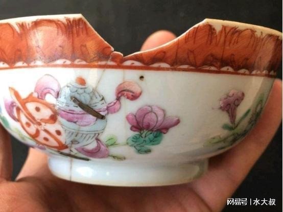 Không nên giữ bát đĩa sứt mẻ trong nhà. Theo quan niệm phong thủy, bát đĩa kiểu này mang đến điềm xấu về tài lộc. Ảnh minh hoa: Internet Không nên giữ bát đĩa sứt mẻ trong nhà. Theo quan niệm phong thủy, bát đĩa kiểu này mang đến điềm xấu về tài lộc. Ảnh minh hoa: Internet