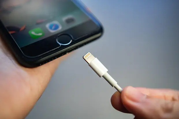 Vừa sạc vừa sử dụng iPhone cũng gây hại cho pin lẫn máy. Ảnh minh họa: Internet Vừa sạc vừa sử dụng iPhone cũng gây hại cho pin lẫn máy. Ảnh minh họa: Internet