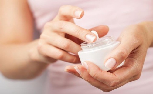 Lấy mỹ phẩm bằng tay chưa rửa sạch sẽ khiến lây lan vi khuẩn cho toàn bộ sản phẩm. Ảnh minh họa: Internet Lấy mỹ phẩm bằng tay chưa rửa sạch sẽ khiến lây lan vi khuẩn cho toàn bộ sản phẩm. Ảnh minh họa: Internet