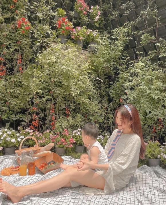 Lan Khuê khoe ảnh đậm chất 'nàng thơ' nhưng spotlight lại đổ dồn vào nhân vật này - Ảnh 2 Lan Khuê khoe ảnh đậm chất 'nàng thơ' nhưng spotlight lại đổ dồn vào nhân vật này - Ảnh 2